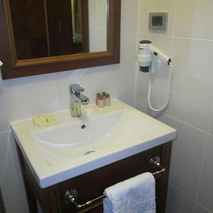 Camera tripla economica